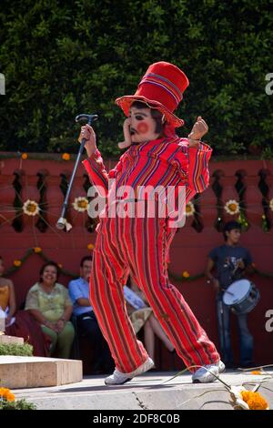 Cette troupe de danse des blagues avec la foule dans l'indépendance Day Parade annuelle en septembre - San Miguel de Allende, Mexique Banque D'Images