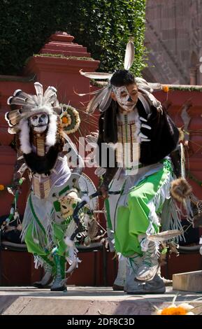 Les troupes de danse viennent de toutes les régions du Mexique représentant leur région lors du DÉFILÉ annuel DU JOUR DE L'INDÉPENDANCE en septembre - SAN MIGUEL DE ALLENDE, MEXI Banque D'Images
