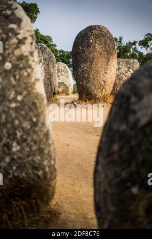 Vue générale des Almendres Cromlech, Evora, Portugal, Europe. Banque D'Images