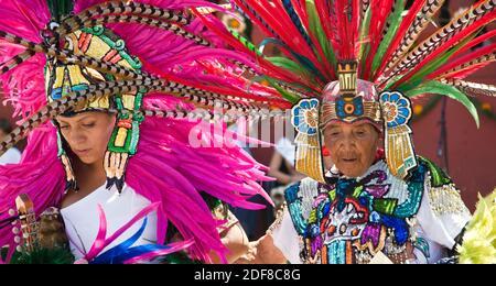 Les troupes de danse viennent de toutes les régions du Mexique représentant leur région lors du DÉFILÉ annuel DE JOUR D'INDÉPENDANCE en septembre - SAN MIGUEL DE ALLENDE, MEXIQUE Banque D'Images