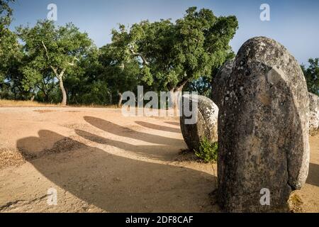 Vue générale des Almendres Cromlech, Evora, Portugal, Europe. Banque D'Images