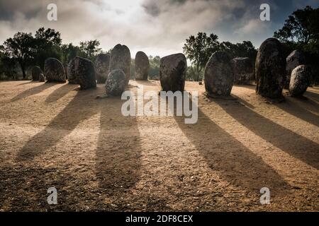 Vue générale des Almendres Cromlech, Evora, Portugal, Europe. Banque D'Images