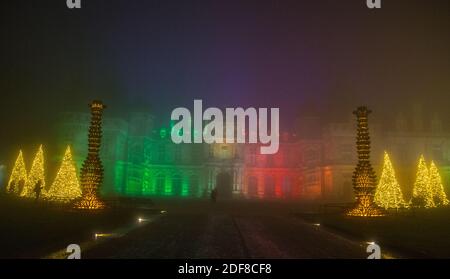 Buckinghamshire, Aylesbury 03 décembre 2020 Noël à Waddesdon est de retour pour 2020 avec des lumières magiques. Les premiers visiteurs ont pu profiter des jardins à la lumière, en utilisant une variété d'effets de pointe, combinés à une installation d'éclairage sur mesure. Ils ont également été traités au spectacle de la façade du Manoir illuminé avec des lumières dansantes réglées à la musique. Xmas Cheers après une année difficile, pour toute la famille à profiter jusqu'au 31 janvier. Paul Quezada-Neiman/Alamy Live News Banque D'Images