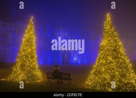 Buckinghamshire, Aylesbury 03 décembre 2020 Noël à Waddesdon est de retour pour 2020 avec des lumières magiques. Les premiers visiteurs ont pu profiter des jardins à la lumière, en utilisant une variété d'effets de pointe, combinés à une installation d'éclairage sur mesure. Ils ont également été traités au spectacle de la façade du Manoir illuminé avec des lumières dansantes réglées à la musique. Xmas Cheers après une année difficile, pour toute la famille à profiter jusqu'au 31 janvier. Paul Quezada-Neiman/Alamy Live News Banque D'Images