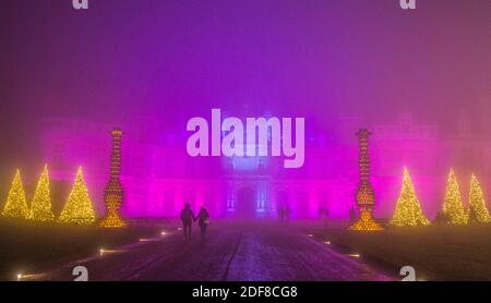 Buckinghamshire, Aylesbury 03 décembre 2020 Noël à Waddesdon est de retour pour 2020 avec des lumières magiques. Les premiers visiteurs ont pu profiter des jardins à la lumière, en utilisant une variété d'effets de pointe, combinés à une installation d'éclairage sur mesure. Ils ont également été traités au spectacle de la façade du Manoir illuminé avec des lumières dansantes réglées à la musique. Xmas Cheers après une année difficile, pour toute la famille à profiter jusqu'au 31 janvier. Paul Quezada-Neiman/Alamy Live News Banque D'Images