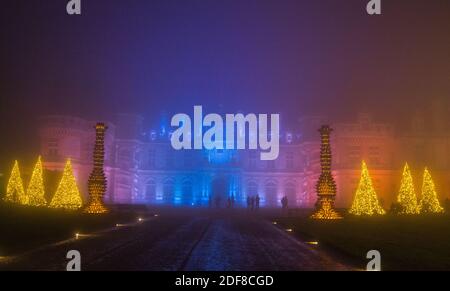 Buckinghamshire, Aylesbury 03 décembre 2020 Noël à Waddesdon est de retour pour 2020 avec des lumières magiques. Les premiers visiteurs ont pu profiter des jardins à la lumière, en utilisant une variété d'effets de pointe, combinés à une installation d'éclairage sur mesure. Ils ont également été traités au spectacle de la façade du Manoir illuminé avec des lumières dansantes réglées à la musique. Xmas Cheers après une année difficile, pour toute la famille à profiter jusqu'au 31 janvier. Paul Quezada-Neiman/Alamy Live News Banque D'Images