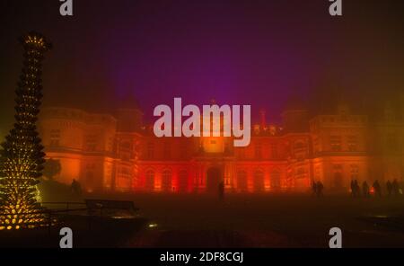 Buckinghamshire, Aylesbury 03 décembre 2020 Noël à Waddesdon est de retour pour 2020 avec des lumières magiques. Les premiers visiteurs ont pu profiter des jardins à la lumière, en utilisant une variété d'effets de pointe, combinés à une installation d'éclairage sur mesure. Ils ont également été traités au spectacle de la façade du Manoir illuminé avec des lumières dansantes réglées à la musique. Xmas Cheers après une année difficile, pour toute la famille à profiter jusqu'au 31 janvier. Paul Quezada-Neiman/Alamy Live News Banque D'Images