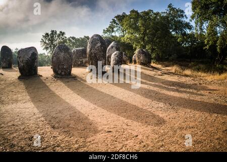 Vue générale des Almendres Cromlech, Evora, Portugal, Europe. Banque D'Images