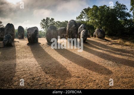 Vue générale des Almendres Cromlech, Evora, Portugal, Europe. Banque D'Images