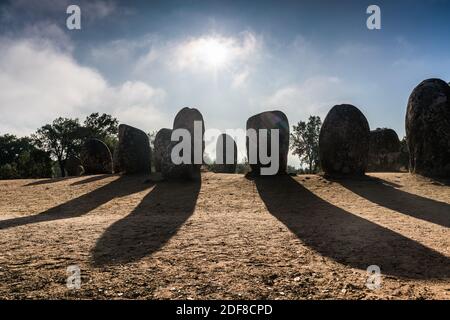 Vue générale des Almendres Cromlech, Evora, Portugal, Europe. Banque D'Images