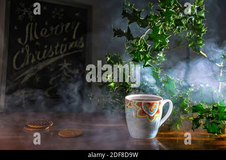 Table rustique de Noël avec tasses de thé, biscuits et décorations Banque D'Images