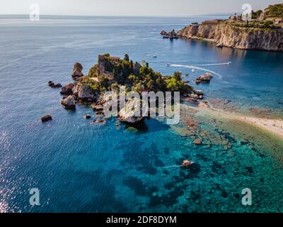 Isola Bella à Taormina, Sicile, vue aérienne de l'île et la plage Isola Bella et l'eau bleue de l'océan à Taormina, Sicile, Italie Europe Banque D'Images