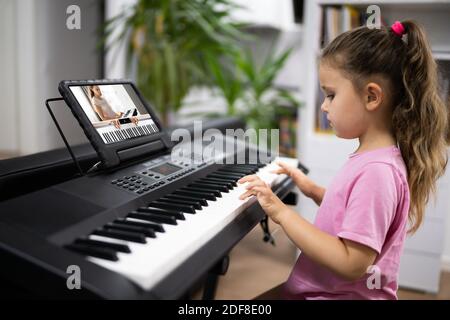 Musique Piano cours d'Internet à la maison. Étudier en ligne Banque D'Images