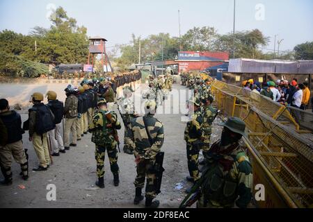 Des policiers se tiennent en garde à la frontière de Singhu pendant la manifestation.des milliers d'agriculteurs de divers États se sont déplacés vers la capitale de l'Inde pour protester contre les nouvelles lois agricoles qui, selon eux, vont gravement nuire à leurs revenus, selon le syndicat des agriculteurs. Banque D'Images