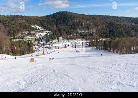 Vue sur les skieurs sur la piste de Jaworzyna Krynicka station de ski Banque D'Images