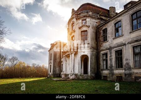 Ancien palais abandonné, manoir en automne été Banque D'Images