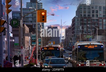 Toronto (Ontario), Canada-20 mars 2020 : les édifices du centre-ville de Toronto se trouvent au coucher du soleil près de l'intersection Yonge et Eglinton pendant le confinement de la COVID 19 Banque D'Images