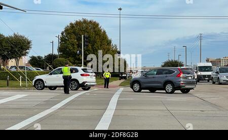 Allen, TX USA - 27 novembre 2020 : vue sur la route des policiers qui guident les voitures de la circulation Banque D'Images