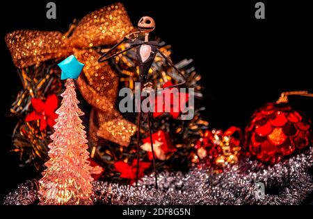 Charmant Jack Skellington de nuit avant Noël entouré de fêtes ornements Banque D'Images