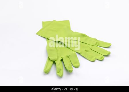 Une photo en grand angle d'une paire de produits de nettoyage écologiques gants sur une surface blanche Banque D'Images