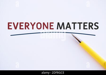 L'écriture de texte de mot tout le monde importe. Le concept d'entreprise pour tous les montrer ont droit à la dignité et au respect. Banque D'Images