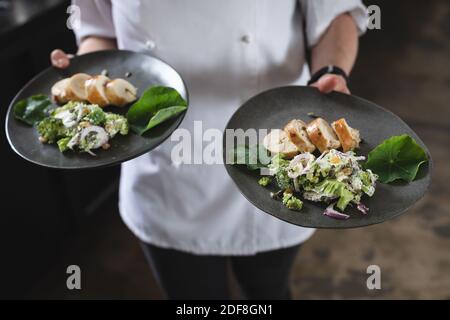 Chef de cuisine caucasien debout dans la cuisine Banque D'Images