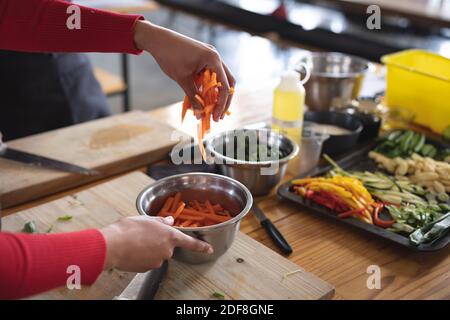 Cuisine de chef mixte de race féminine dans la cuisine Banque D'Images