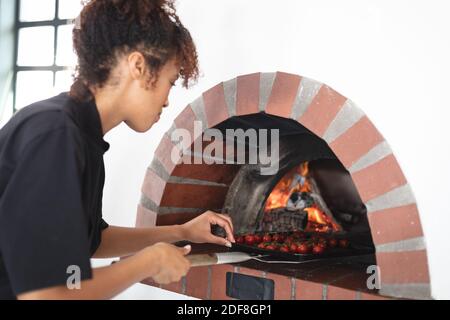 Cuisine de chef mixte de race féminine dans la cuisine Banque D'Images