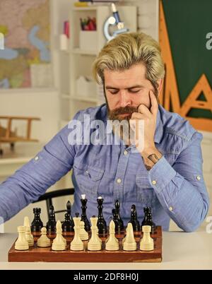 Concept de stratégie. Professeur d'école. Jeu de société. Homme intelligent jouant aux échecs. Figures sur le tableau d'échecs. Passe-temps intellectuel. En pensant à l'étape suivante. Faites votre propre pensée indépendamment. Leçon d'échecs. Banque D'Images