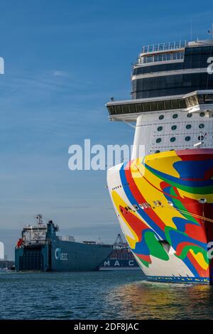 Encore norvégien compagnie de croisière norvégienne paquebot grand navire à côté au port de Southampton docks, royaume-uni Banque D'Images