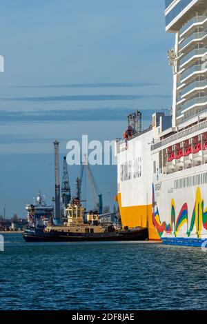 Grands navires de croisière et de transport de voitures le long du port de Southampton docks, royaume-uni Banque D'Images