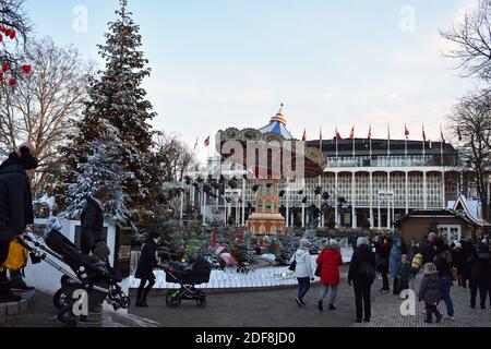 Jardins de Tivoli décorés d'arbres de Noël à Copenhague, Danemark. Salle de concert Tivoli et parc d'attractions avec une foule de visiteurs. Banque D'Images