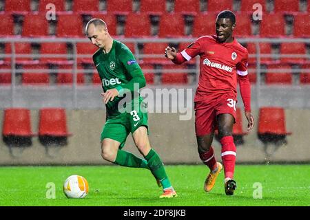 Anton Nedyalkov de Ludogorets et Aurelio Buta d'Anvers se battent pour le Ballon lors d'un match de football entre le club belge Royal Antwerp FC et thé bulgare Banque D'Images