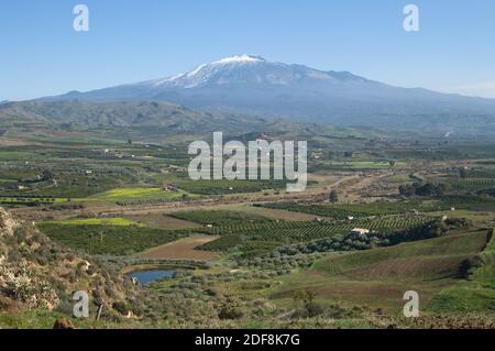 terre cultivée dans une belle vallée de l'interland sicilien Sous le majestueux volcan Etna Banque D'Images