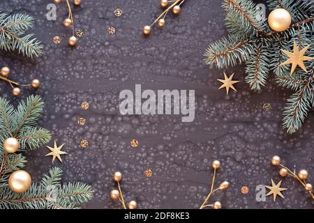 Fond de Noël vert doré. Étay de Noël. Cadre avec brindilles de sapin, baies dorées et jouets. Banque D'Images