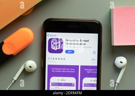 New York, Etats-Unis - 1er décembre 2020 : icône de l'application mobile SchoolFox sur l'écran du téléphone vue du dessus, Editorial. Banque D'Images