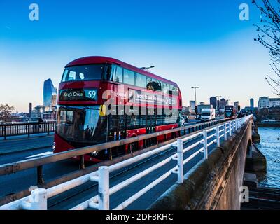 London bus sur Waterloo Bridge. Un bus Red London Routemaster sur le pont Waterloo dans le centre de Londres. Banque D'Images