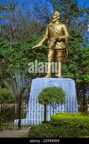 La statue de Miguel Lopez de Legazpi à fort San Pedro (Fuerte de San Pedro) dans la ville de Cebu sur l'île de Cebu dans la région de Visayas centrale des Philippines. Le fort est une structure de défense militaire construite par les Espagnols sous le commandement de Miguel López de Legazpi, premier gouverneur du général de Captaincy des Philippines. Il est situé dans le quartier Plaza Indepedencia de la ville de Cebu. Banque D'Images