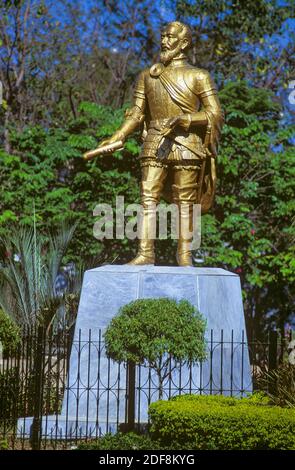 La statue de Miguel Lopez de Legazpi à fort San Pedro (Fuerte de San Pedro) dans la ville de Cebu sur l'île de Cebu dans la région de Visayas centrale des Philippines. Le fort est une structure de défense militaire construite par les Espagnols sous le commandement de Miguel López de Legazpi, premier gouverneur du général de Captaincy des Philippines. Il est situé dans le quartier Plaza Indepedencia de la ville de Cebu. Banque D'Images