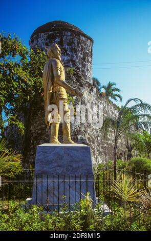 La statue de Miguel Lopez de Legazpi à fort San Pedro (Fuerte de San Pedro) dans la ville de Cebu sur l'île de Cebu dans la région de Visayas centrale des Philippines. Le fort est une structure de défense militaire construite par les Espagnols sous le commandement de Miguel López de Legazpi, premier gouverneur du général de Captaincy des Philippines. Il est situé dans le quartier Plaza Indepedencia de la ville de Cebu. Banque D'Images