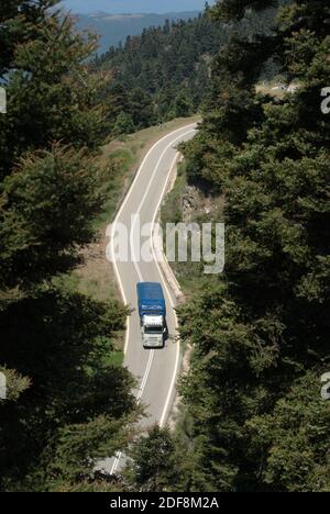 vue aérienne d'un camion traversant une forêt de montagne route Banque D'Images