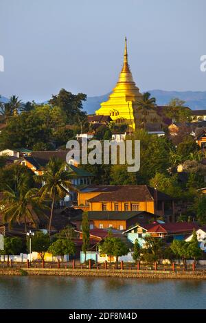 WAT JONG KHAM se trouve sur une colline au nord du lac NAUNG TUNG le centre de la ville de Kengtung savent également comme KYAINGTONG - Myanmar Banque D'Images