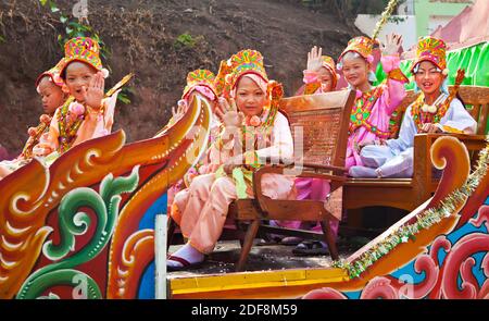 Les filles en costume font partie d'une PROCESSION pour les jeunes Hommes entrant dans un monastère bouddhiste à KENGTUNG également connu sous le nom KYAINGTONG - MYANMAR Banque D'Images