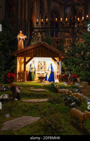 Scène traditionnelle de la nativité avec la famille sainte à bethléem au marché de Noël. Banque D'Images