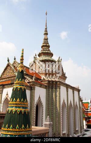 Détails extérieurs du temple Phra Viharn Yod dans le complexe du Grand Palais, Bangkok, Thaïlande Banque D'Images