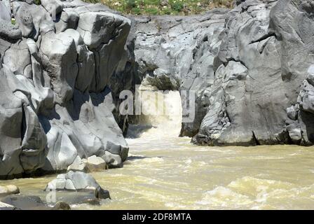 L'eau de la rivière Simeto traverse une étroite gorge de rock Banque D'Images