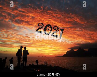 2021 arrive à la plage d'Arpoador à Rio de Janeiro au coucher du soleil, concept. Banque D'Images