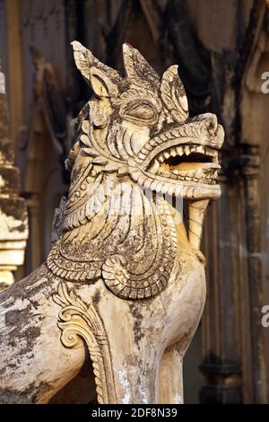 Un CHINTHE est un gardien mystique de la moitié du lion demi-dragon à ANANDA PAYA ou TEMPLE qui a été construit par le roi Kyanzittha autour de 1100 - BAGAN, MYANMAR Banque D'Images