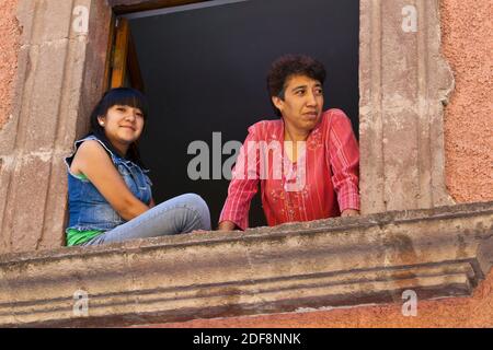 Une grande foule se rassemble pour regarder le défilé de la DIA DE LOS LOCOS (JOUR DES CRAZIES) - SAN MIGUEL DE ALLENDE, GUANAJUATO, MEXIQUE Banque D'Images