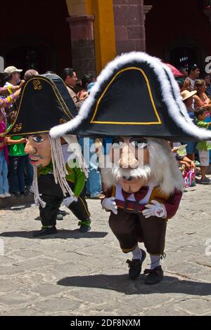 Les Mexicains s'habillent en costumes et participent au DÉFILÉ de la DIA DE LOS LOCOS (JOUR DES CRAZIES) - SAN MIGUEL DE ALLENDE, GUANAJUATO, MEXIQUE Banque D'Images